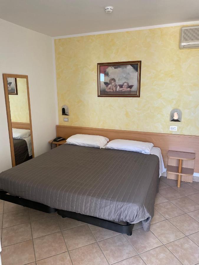 Hotel Palos リミニ エクステリア 写真
